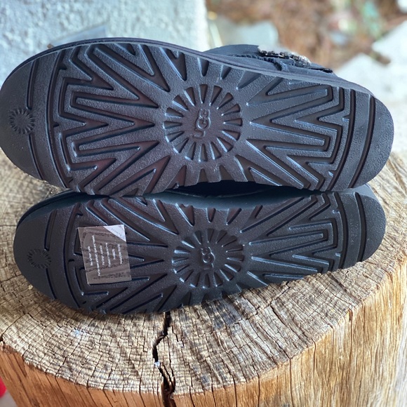 UGG MINI SIDE BROOCH\ BLACK\Size 8 - Picture 6 of 6